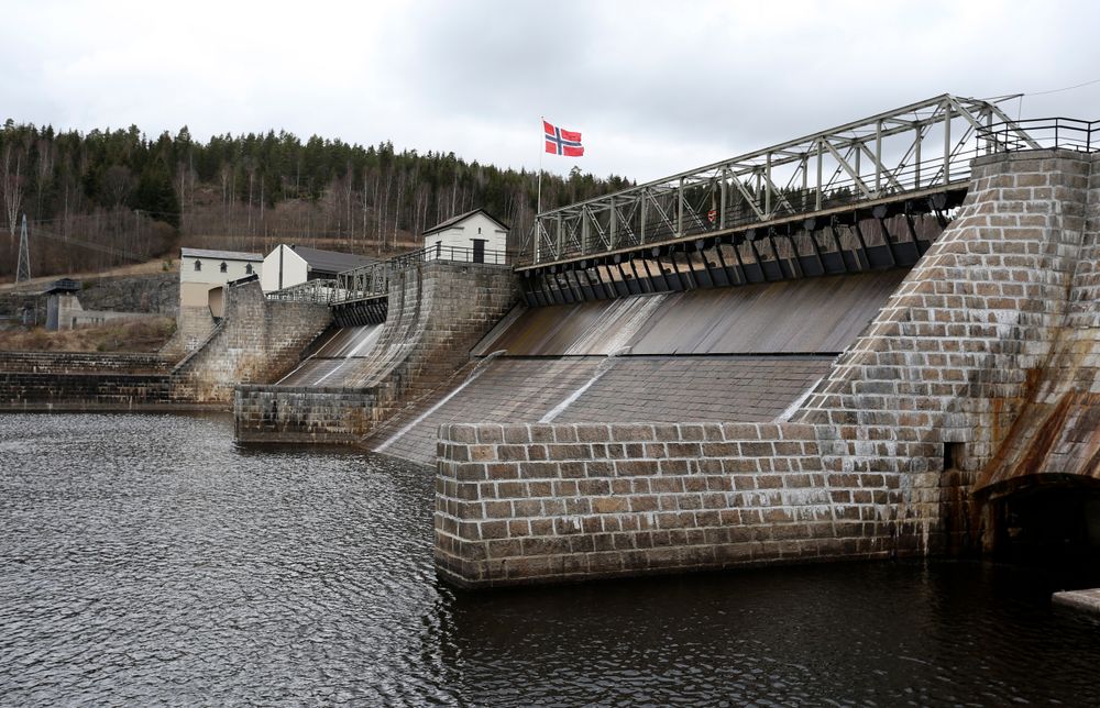 Norske kraftkabler mister fire prosent av kraften på vei til Danmark, som bidrar til at driften går i minus 62 prosent av tiden. Illustrasjonbildet er av Rånåsfoss kraftverk.