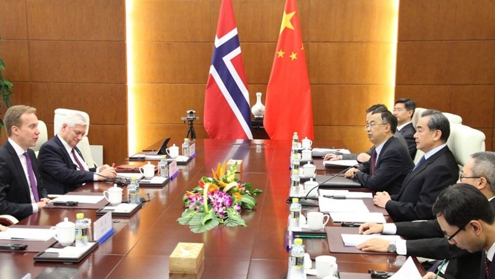 Utenriksminister Børge Brende og utenriksråd Wegger Chr. Strømmen i møte med blant annet den kinesiske utenriksministeren Wang Yi (nr. tre fra høyre) – i forbindelse med normaliseringen av forholdet mellom Norge og Kina.
