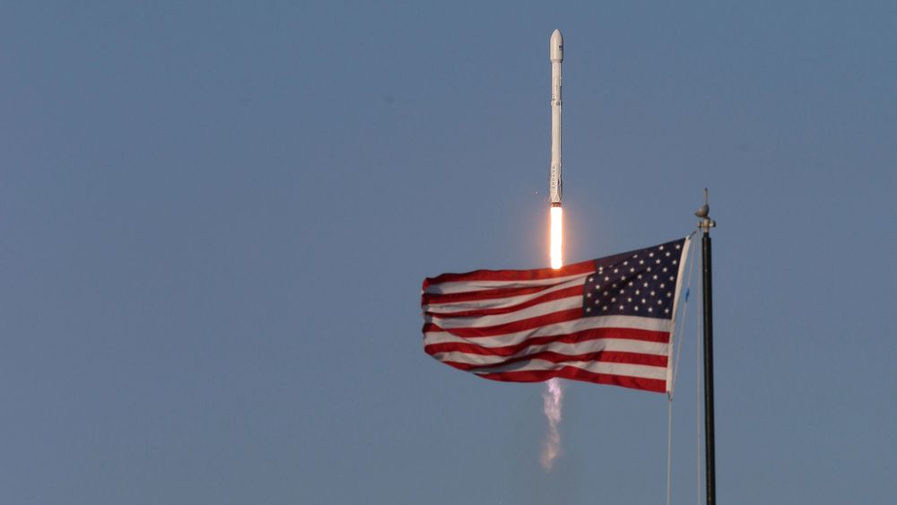 SpaceX klarte torsdag for første gang å lande en gjenbrukt rakett. Her fra oppskytingen.