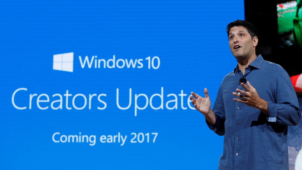 Windows 10 Creators Update er like rundt hjørnet for noen. Bildet viser Terry Myerson, sjef for Microsofts Windows and Devices Group, under en tale på Manhattan i oktober 2016, hvor han fortalte om den kommende oppdateringen.