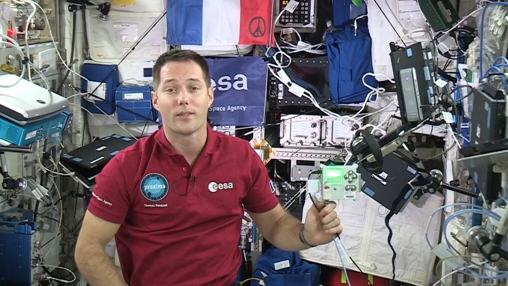 Thomas Pesquet er ansvarlig astronaut i ESA. Han skal sørge for at kodeeksperimentene kjøres i verdensrommet. Resultatet av programsnuttene sendes så tilbake til elevene.
