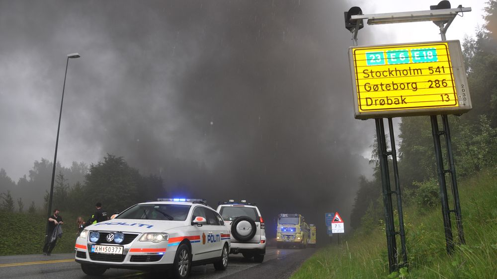 Det ble dramatisk etter at en lastebil torsdag tok fyr nær bunnen av Oslofjordtunnelen i juni 2011, Røyk veltet ut av begge tunnelåpninger.