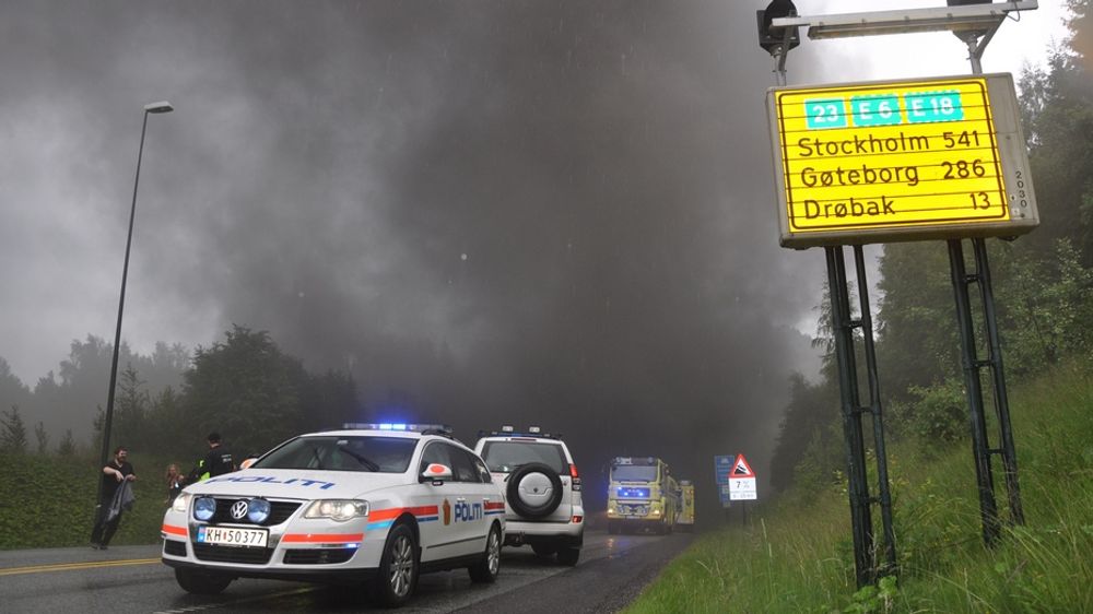 Til tross for sterke advarsler mot bratte tunneler har ikke regjeringen forkastet ideen om å bygge en paralell til dagens Oslofjordtunnel, der det oppstår branner nesten hver eneste år.