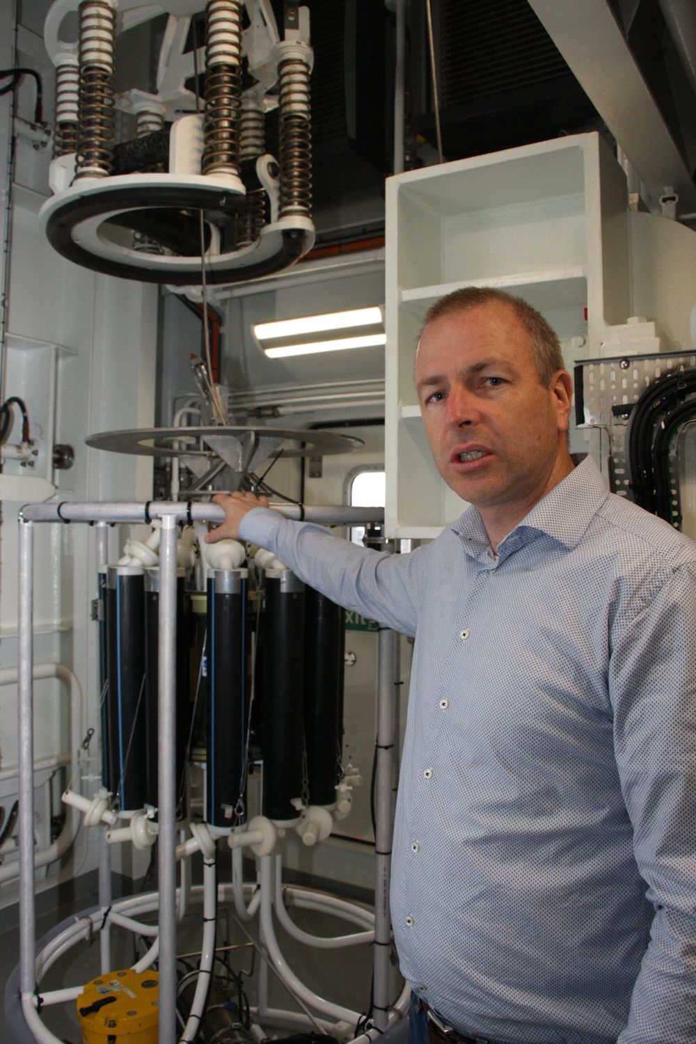 Jens-Otto Krakstad med moderne utstyr for vannprøvetaking.