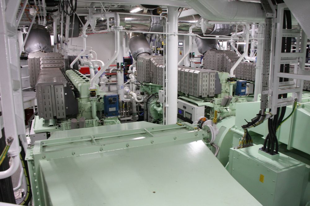 Tre MaK/Caterpillar dieselmotorer og tre generatorer sørger for kraft om bord.