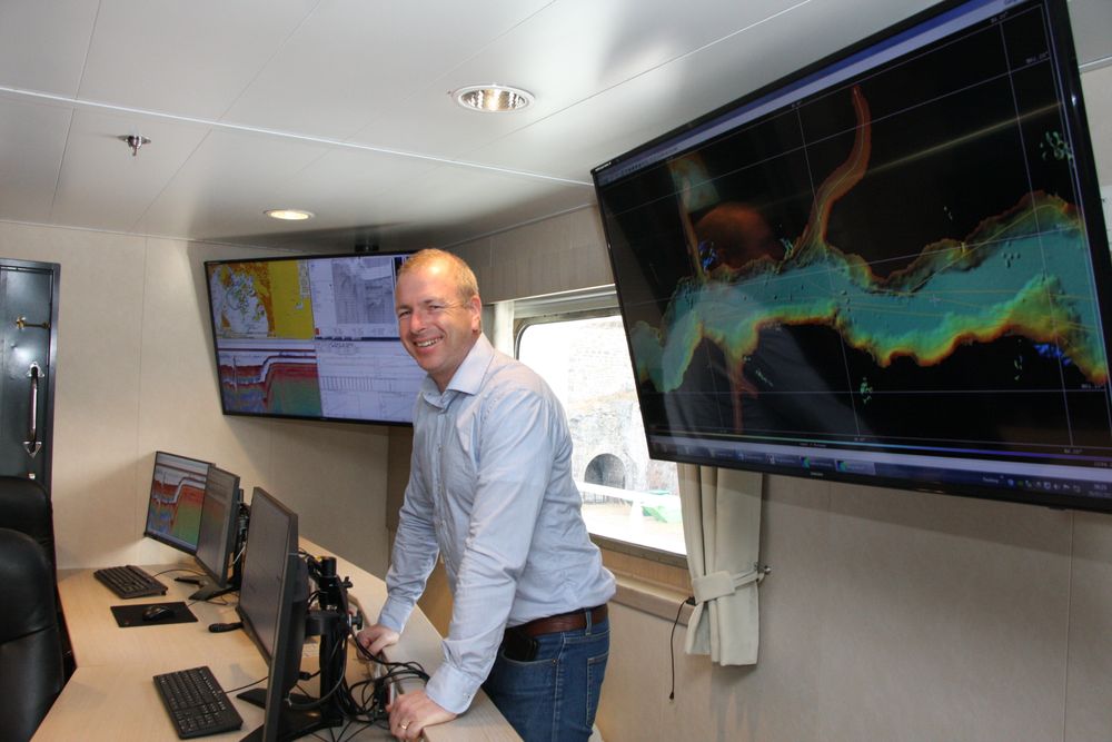 Dr. Fridtjof Nansen har en rekke ulike ekkolodd og sonarer for ulike formål, blant annet kartlegging av havbunnen. Sognefjorden sees på skjermen bak Jens-Otto Krakstad.