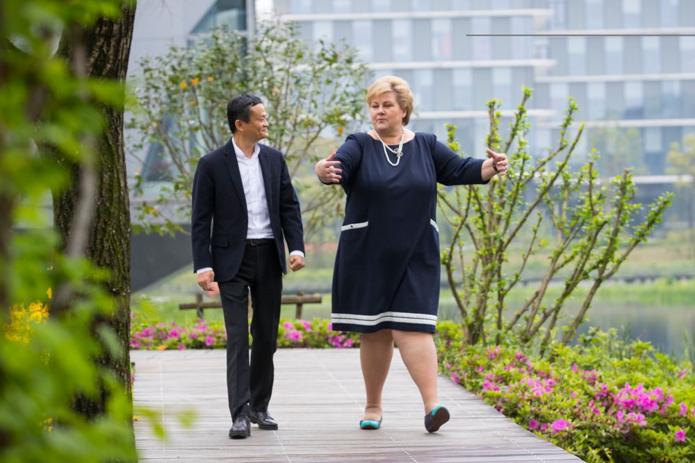 Statsminister Erna Solberg møtte søndag den høyprofilerte kinesiske gründeren og næringslivslederen Jack Ma på Alibabas hovedkvarter i Hangzhou. Alibaba er verdens største selskap for handel på nett.