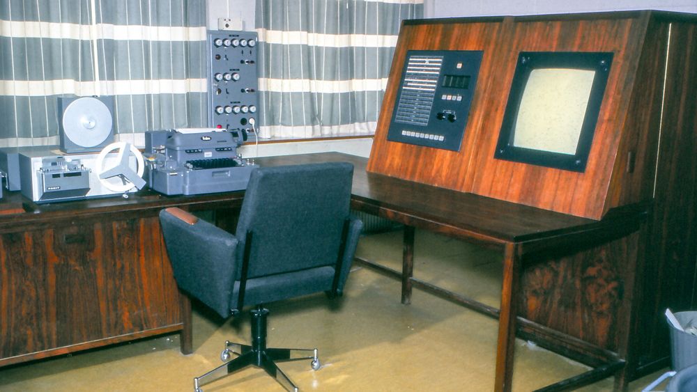 SAM – Simulator of Automatic Machinery: SAM‐maskinen. Fra venstre: Hullbåndleser, Flexowriter (spesiell elektrisk skrivemaskin) som også kunne punche og lese hullbånd, kontrollpanel og dataskjerm.