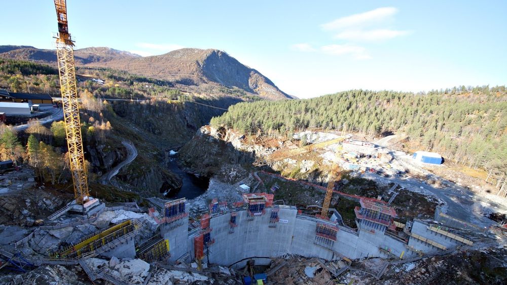Den 50 meter høye Sarvsfossen dam i Setesdal sto klar til å ta i mot vårflommen i 2014.