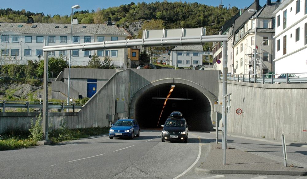 Den 3520 meter lange Ellingsøytunnelen på riksveg 658 ble åpnet samtidig med Valderøytunnelen i 1987. Den er bompengefinansiert og ble nedbetalt i 2009. Nå står den foran en omfattende oppgradering. Bildet viser søndre portal like utenfor Ålesund sentrum.