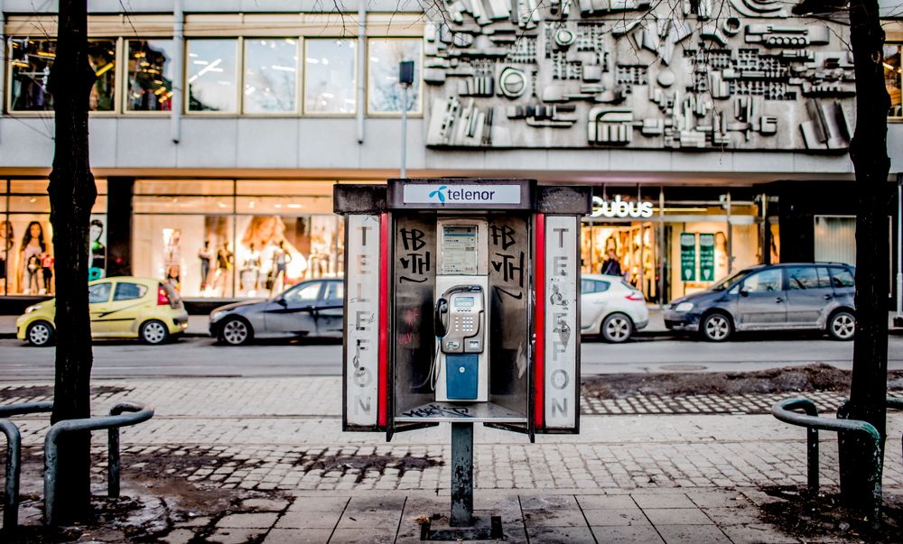 En telefonkiosk på Stortorvet i Oslo. Illustrasjonsfoto.