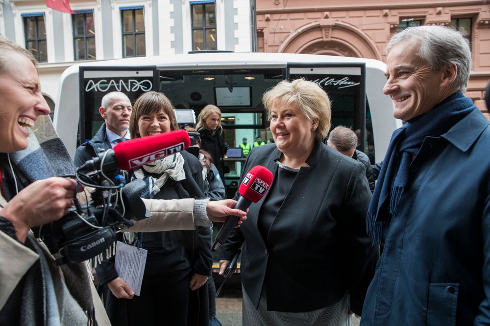 Statsminister Erna Solberg (H) og leder i Arbeiderpartiet Jonas Gahr Støre intervjues etter at de lot seg transportere i en selvkjørende buss til IKT-Norges årskonferanse i Oslo fredag formiddag.