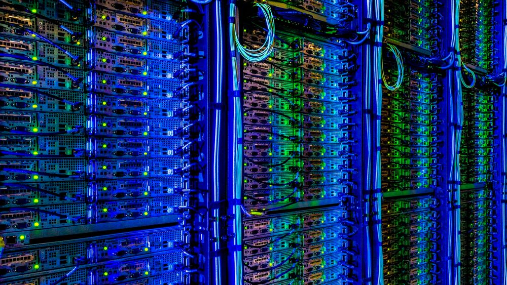 Nettskyveksten er er fortsatt på et svært høyt nivå. Bildet er fra Microsofts datasenter i Quincy, Washington.