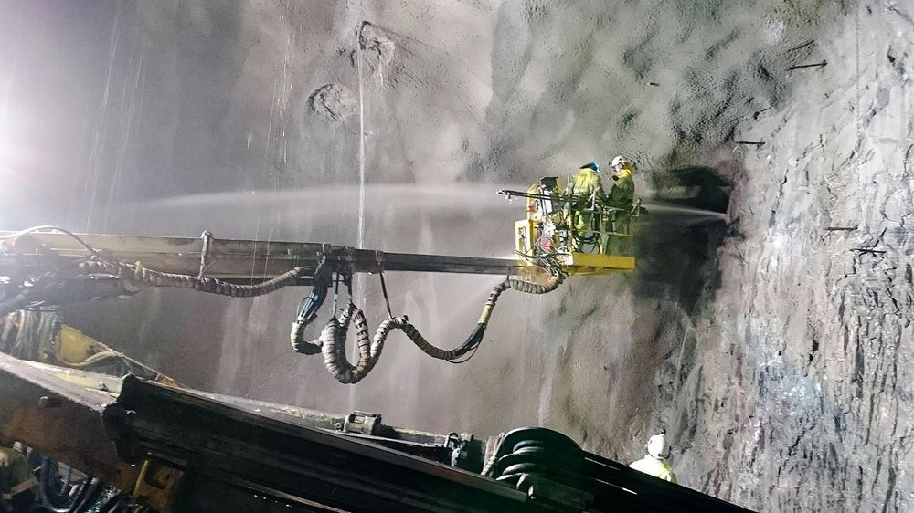 Verken NCC eller Vegvesenet har noen gang opplevd kombinasjonen av mengder vann og vanntrykk som det de har måtte hanskes med i Mælefjordtunnelen. Foto: NCC