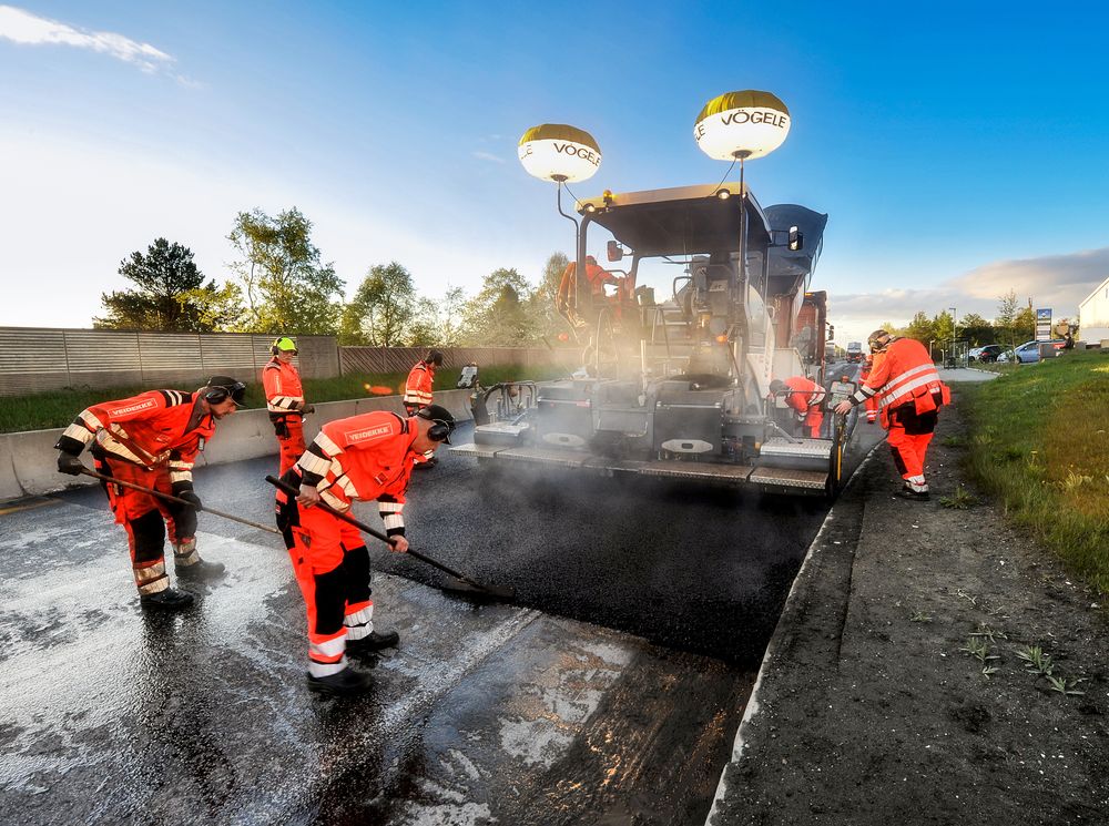 Reasfaltering på E6 Omkjøringsvegen i Trondheim. Veidekke er asfaltentreprenør.Lukten av asfalt