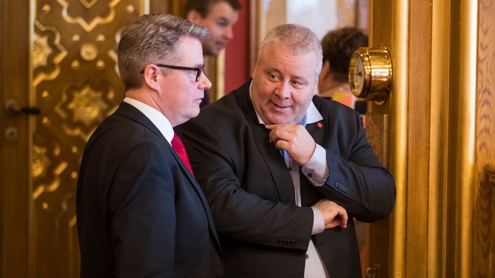 Justis- og beredskapsminister Per-Willy Amundsen (Frp) og partifelle Bård Hoksrud før den muntlige spørretimen i Stortinget i Oslo onsdag.