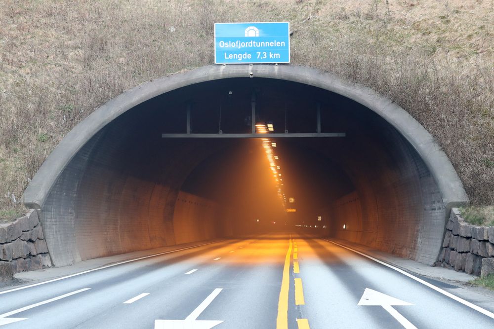 Oslofjordtunnelen er stengt opp mot 300 ganger i året, og fredag brant det igjen i et vogntog langt inne i tunnelen,
