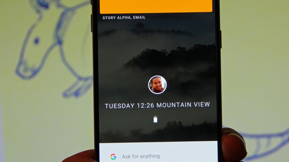 Brukergrensesnittet til Fuchsia, Armadillo, her vist på en Android-mobil. Figuren i bakgrunnen er den foreløpig håndtegnede maskoten til Armadillo.