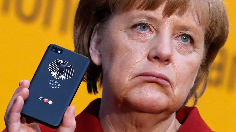 Forbundskansler Angela Merkel holder en BlackBerry Z10-smartmobil med Secutsite-programvare ved standen til Secusmart under CeBit-messen i mars 2013, noen måneder før Edward Snowden ble verdenskjent.