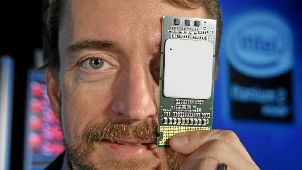 Pat Gelsinger, daværende leder for Intels Digital Enterprise Group, viser fram en tokjernet Itanium 9000-prosessor i 2006