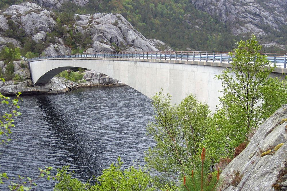 I dag er det ein synleg søkk i skøyten midt ute på bruboga