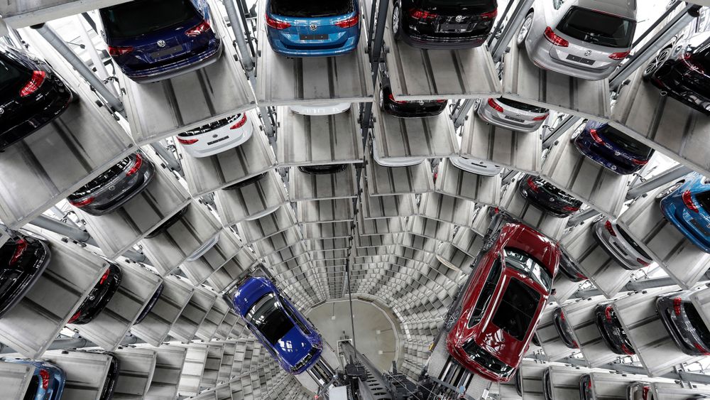 Lagringssilo for nye biler ved Volkswagens fabrikk i Wolfsburg.