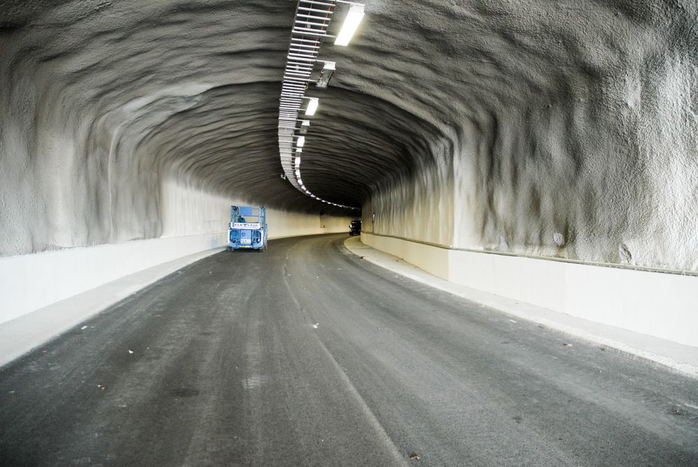 Tunnelløpene er bygget opp på nytt og delvis utsprengt for å få rettere vegger før ny sprøytebetong og vann- og frostsikring ble installert.