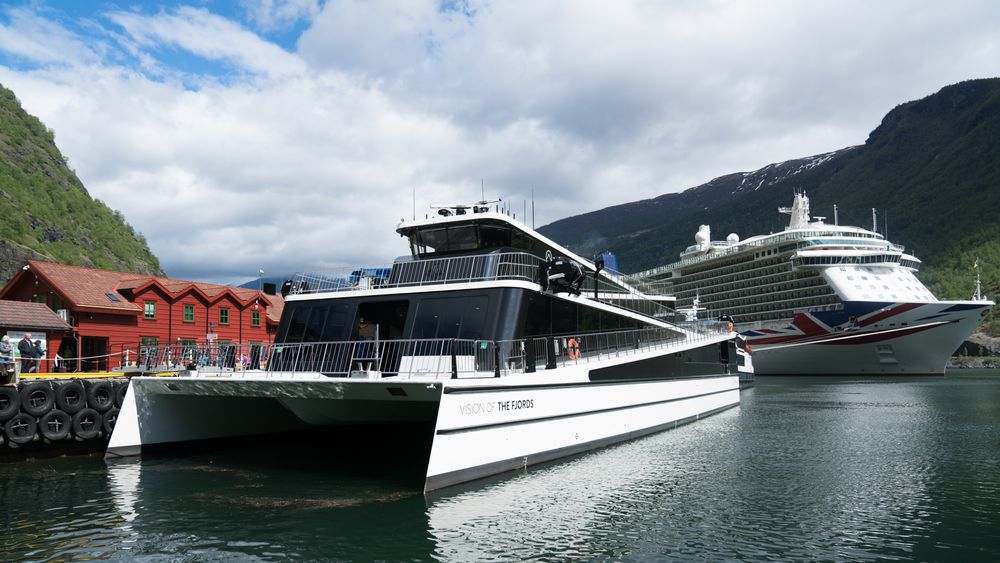 Flåm: Katamaranen Vision of the Fjords er hybrid og går mellom Flåm og Gudvangen. Den seiler utslippsfritt med 400 turister om bord inn Nærøyfjorden. Future of the Fjords er 100 % batteridrevet.