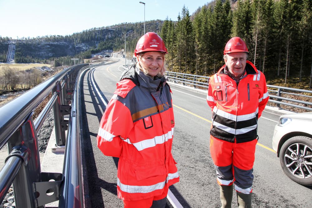 Prosjektleder Hanne Louise Moe og byggeleder Jostein Karlsen i Statens vegvesen på Fv 714 Snilldalsbrua med stigningen opp mot Snilldalstunnelen i bakgrunnen.