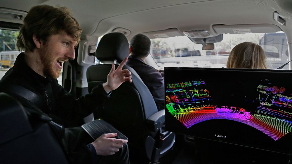 Austin Russel, administrerende direktør høs Luminar Technologies sitter i en bil utstyrt med Luminars lidarsensorer.