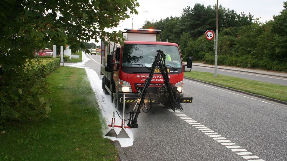 Ved å blande skummet med vann på mellom 95 og 98 grader legger løsningen seg som et isolerende lag over ugresset og tar knekken på det.