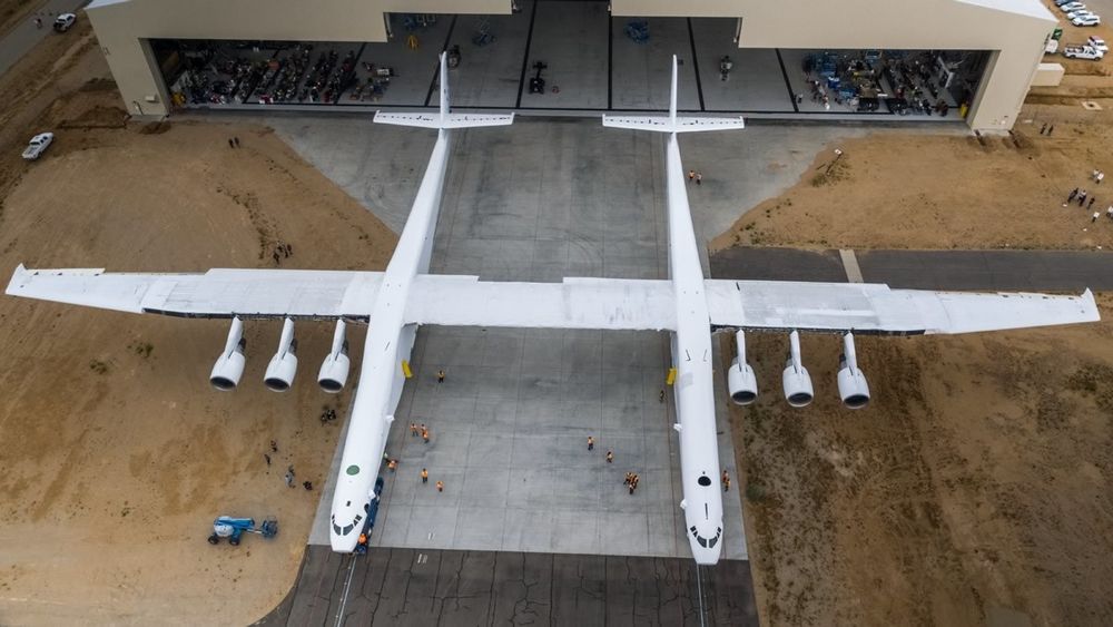 Stratolaunch-flyet ble rullet ut av Scaled Composites-fabrikken i Mojave, California onsdag.