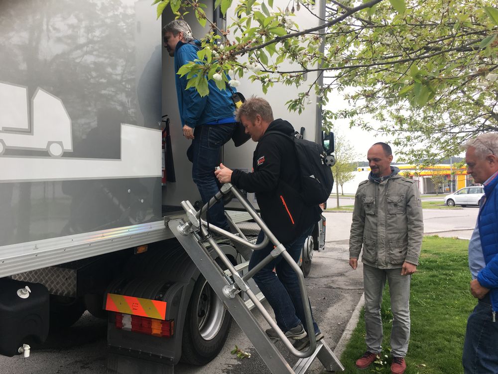 Ansatte fra Vegvesenet inviteres inn for a se på måleutstyret i trailerens lasterom