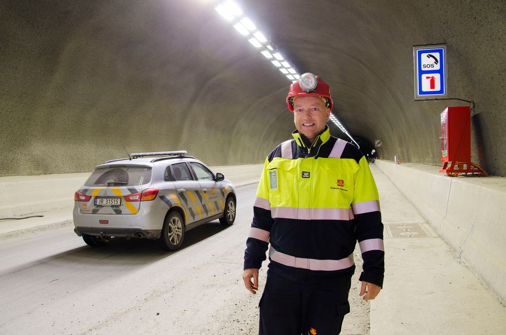 Terje Adolfsen er kontrollingeniør på elektroarbeida i tunnelen. Kraftige ledlamper med kvitt lys gir ein godt opplyst tunnel.