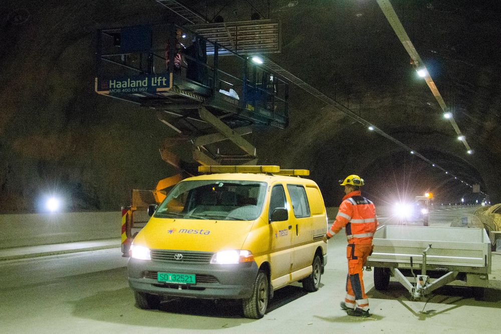 Mesta Elektro gjer installasjon i Filefjelltunnelen.