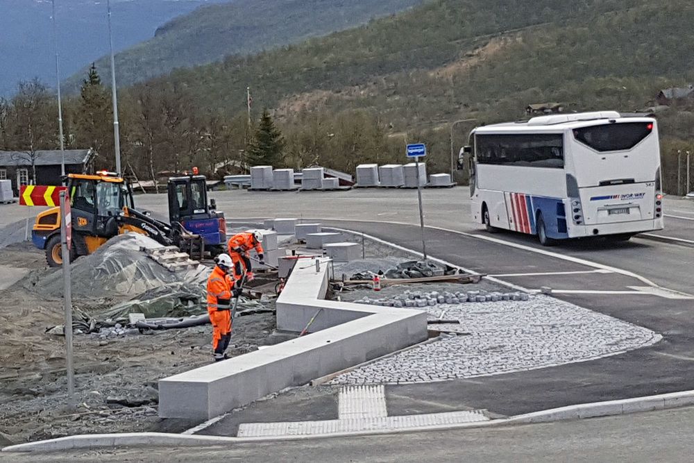 På busshaldeplassen i Tyinkryssen blir det no pynta opp, mellom anna med benkar i granitt.