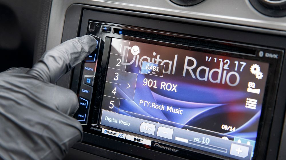Over to millioner kjøretøy har bare FM-radio. Heldigvis er det ikke så vanskelig å oppgradere til DAB+.