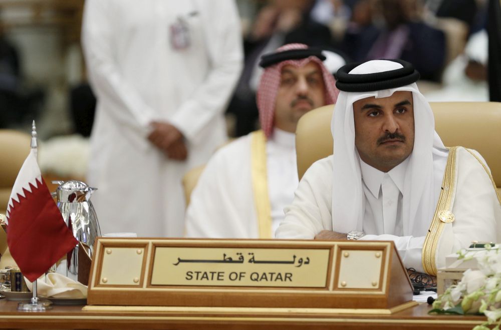 Hackere publiserte en nyhetssak med fabrikkerte uttalelser fra Qatars emir og statsleder, Tamim bin Hamad al-Thani, her avbildet under et toppmøte mellom søramerikanske og arabiske land i Riyadh i 2015.