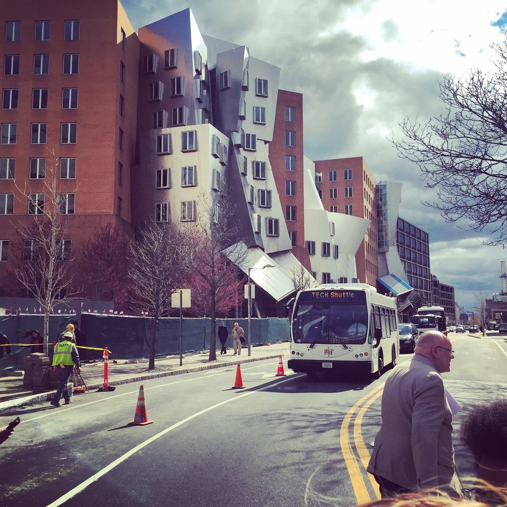 Den iøynefallende bygningen designet av arkitekt Frank Gehry ligger ved inngangen til MITs campus i Cambridge.