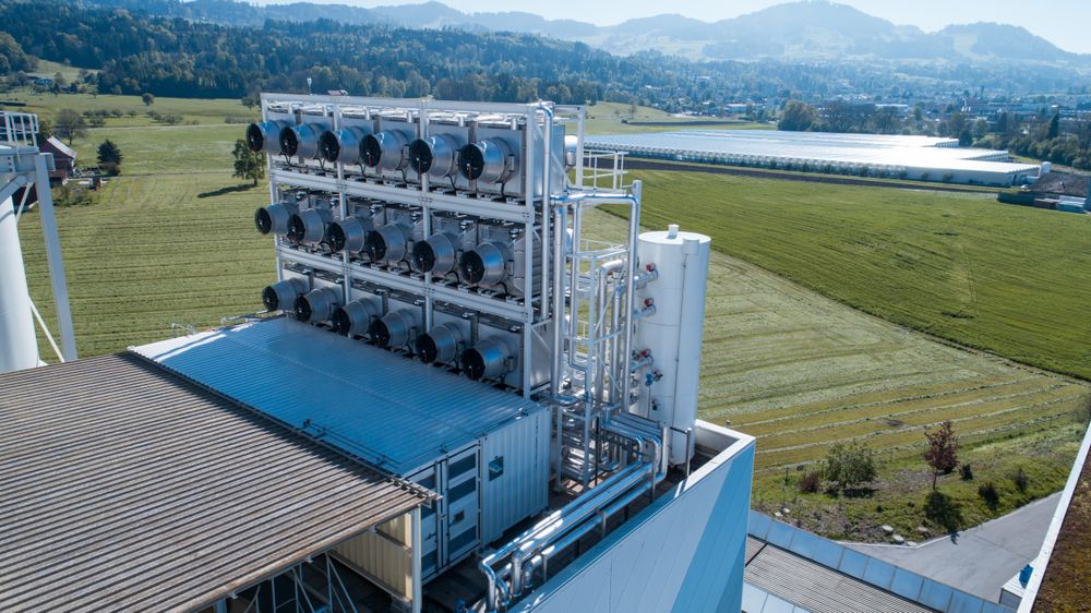 Climeworks' anlegg Hinwil, nær Zürich i Sveits, er den første kommersielle installasjonen som suger CO2 direkte fra lufta, såkalt direct air capture (DAC).