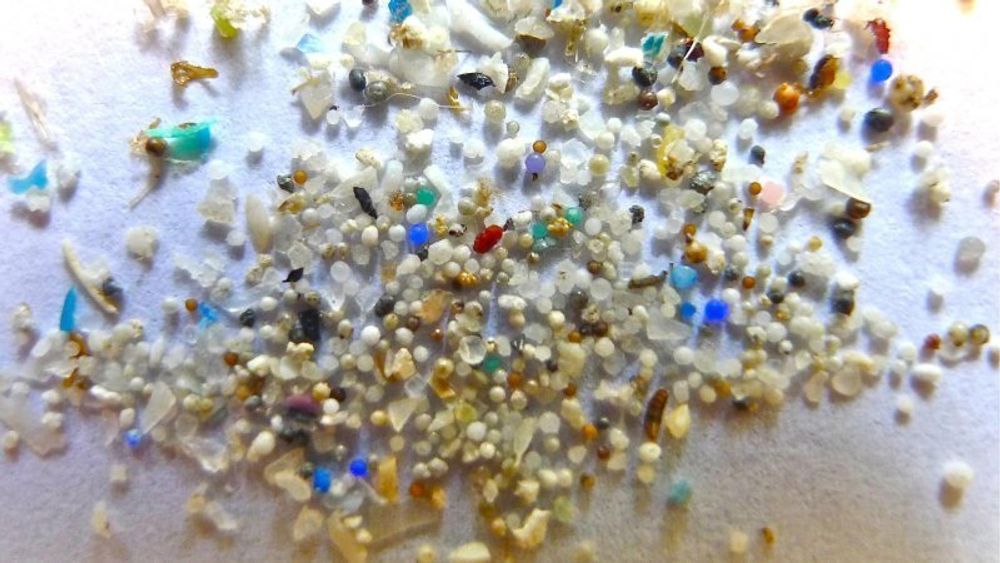 I årevis har kosmetikkbransjen tilsatt mikroplast i såpe- og kosmetikkprodukter, siden det gir en glatt eller lett skrubbende effekt. Det ender til slutt opp i vann og hav. Nå har forskere funnet et nedbrytbart alternativ. 