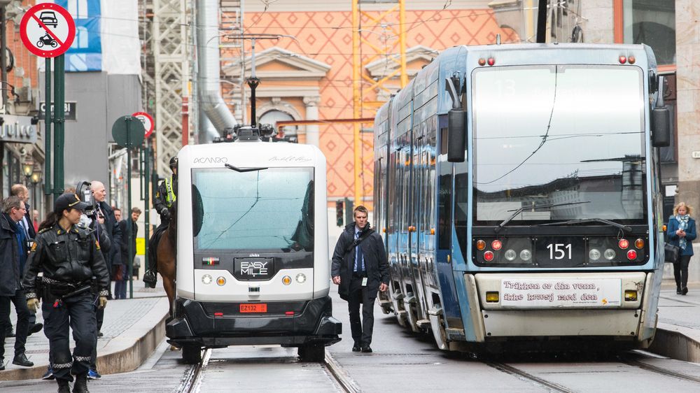 Til neste år kan du bestille en elektrisk selvkjørende buss i Ruter-appen, som kjører deg dit du skal. Her er det statsminister Erna Solberg (H) og Ap-leder Jonas Gahr Støre som lar seg transportere i en slik buss i Oslo.