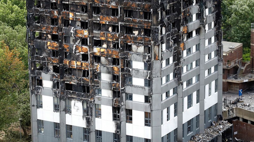 79 mennesker mistet livet i brannen i boligblokka Grenfell Tower i London i midten av juni. Fredag ble fem andre boligblokker evakuert etter at det ble fastslått at også den hadde brennbare fasadeplater.