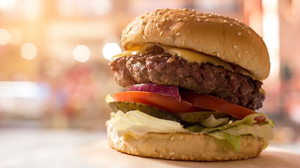 The BurgerBot kan lage 400 helt ferdige hamburgere i timen, med både nykvernet kjøtt i burgerne, det man ønsker av salat og nyristet burgerbrød.
