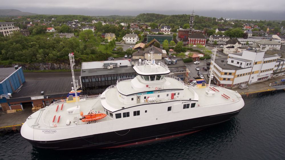 MF Hornstind ble levert til Torghatten fra Fiskerstrand Verft 23. juni. Den 70 meter lange fergen har plass til 50 biler på dekk, 10 på hengdekk og seks vogntog. Fergen er hybrid med ladbare batterier via landstrømplugg.