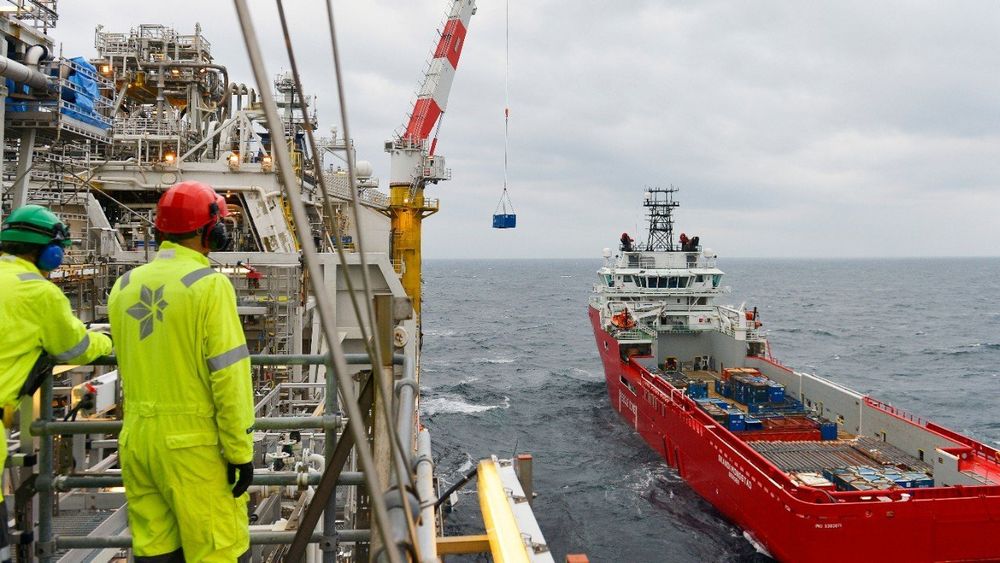 Skandi Mongstad ved Norne-plattformen. Med batteripakke om bord kan skipet slå av en generator og bruke batterier som reservekraft (spinning reserve).