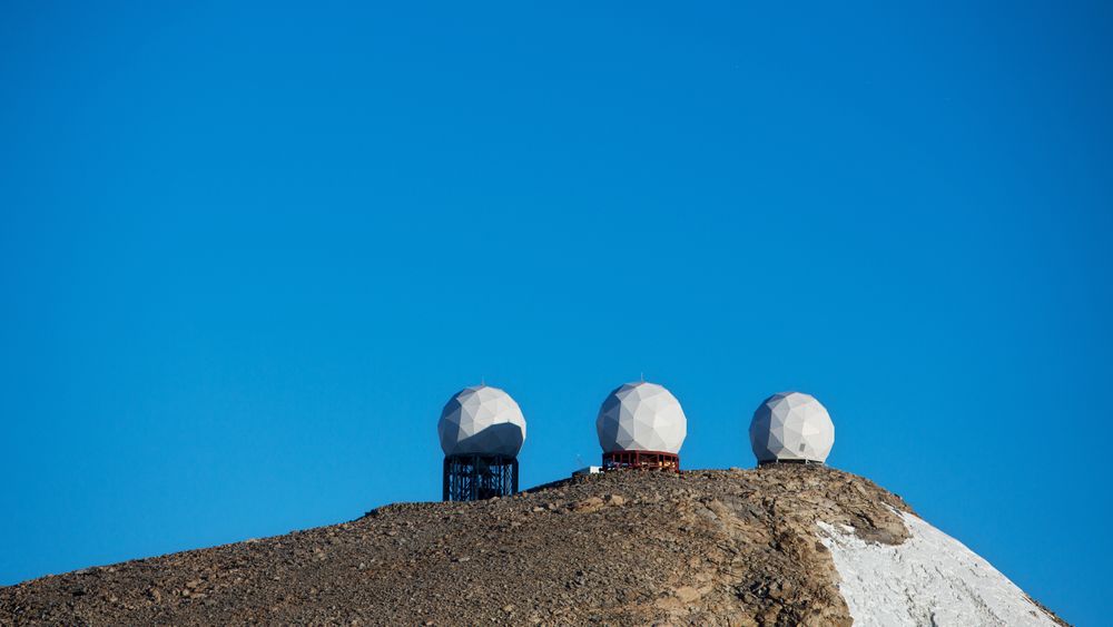 Ksat sine antenner står i fjellsiden rundt den norske forskningsstasjonen Troll i Antarktis. En stor delegasjon har kommet til Antarktis, deriblant kong Harald, for å feire 10-årsjubileet til den norske forskningsstasjonen.
Foto: Tore Meek / NTB scanpix
