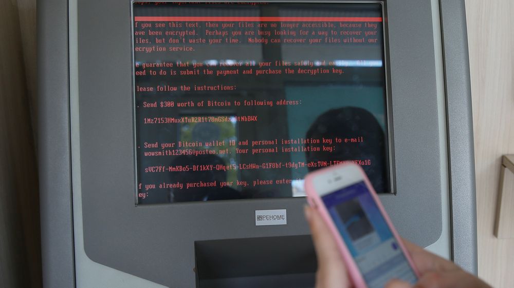 En minibank tilhørende den statlige eide Oschadbank i Ukraina, viser en melding fra skadevaren som har infisert datamaskiner hos en rekke virksomheter både i Ukraina og andre land.