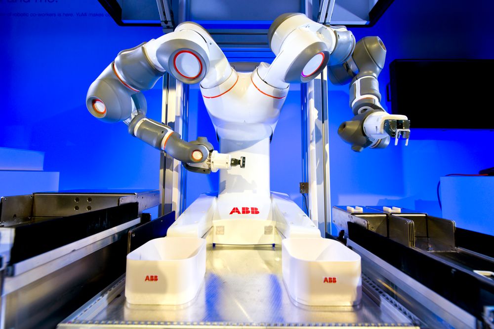 YuMi er en toarmet robot fra ABB. På hvilken måte vil roboter og digitalisering utfordre samfunnet? Forskerne er delte i sitt syn.