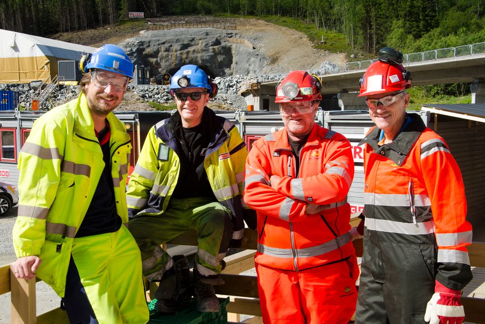 Wolfgang Mysliwietz (f.v.), Per Olav Aasen, Stein Henry Øvstetun og Odd Erik Haugen foran vestenden av Rødølstunnelen.